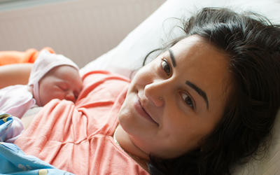Smjernice SZO: Briga za dojenčad i majke s COVID-19