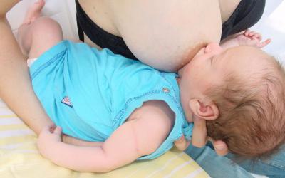 Kako dojiti uspavano novorođenče