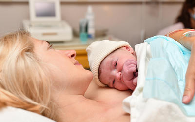 COVID-19: preporuke o dojenju za zdravstvene djelatnike